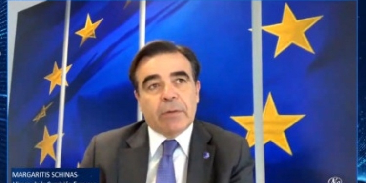 Schinas: “Debemos preguntarnos por qué la UE no fabrica mascarillas ni respiradores”