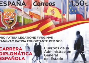 Borrell y el presidente de Correos presentan el sello dedicado a la Carrera Diplomática