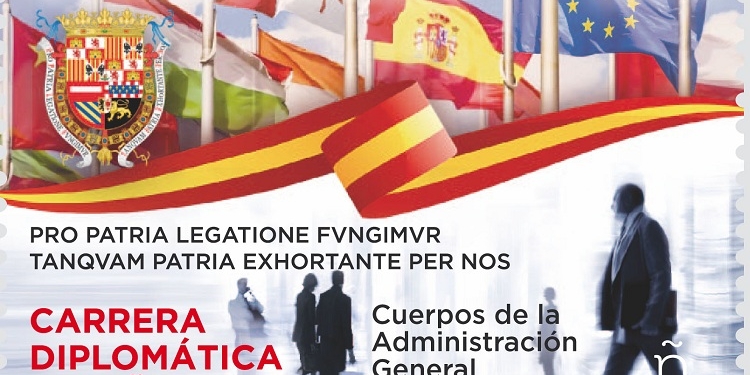 Borrell y el presidente de Correos presentan el sello dedicado a la Carrera Diplomática