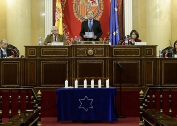 Borrell recuerda, en el Acto por el Día del Holocausto, que de niño jugaba a “matar judíos”