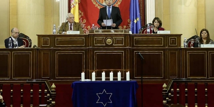 Borrell recuerda, en el Acto por el Día del Holocausto, que de niño jugaba a “matar judíos”