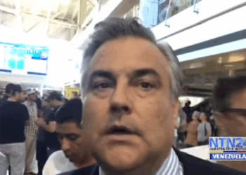 Jesús Silva y otra decena de embajadores reciben a Guaidó a su llegada a Caracas