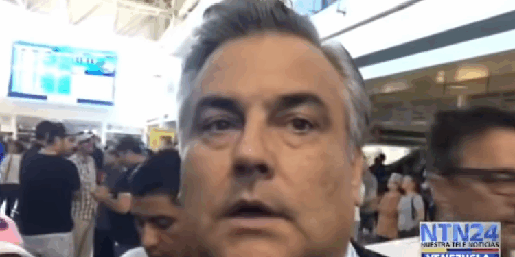 Jesús Silva y otra decena de embajadores reciben a Guaidó a su llegada a Caracas