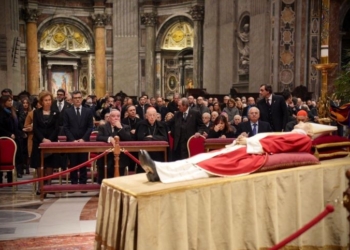 La Reina Sofía y Félix Bolaños visitan en El Vaticano la capilla ardiente de Benedicto XVI