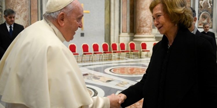 La Reina Sofía recibe el saludo del Papa tras asistir a las exequias por Benedicto XVI