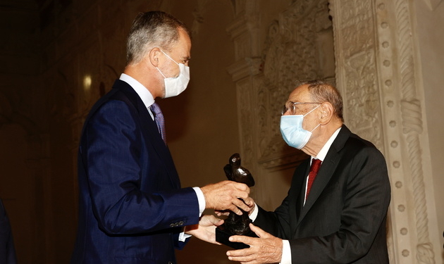 El Rey entrega a Javier Solana el premio Trayectoria Fulbright