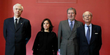 Sáenz de Santamaría insta a invertir en el español, un idioma «que cotiza al alza»