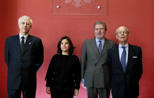 Sáenz de Santamaría insta a invertir en el español, un idioma «que cotiza al alza»