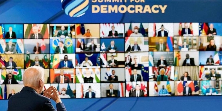 Sánchez presume de “democracia vibrante y sólida” en la cumbre copatrocinada por Biden