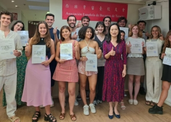 La embajadora Vivia Chang entrega las becas anuales para estudiar en Taiwán