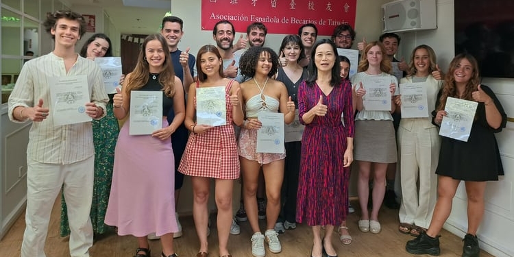 La embajadora Vivia Chang entrega las becas anuales para estudiar en Taiwán