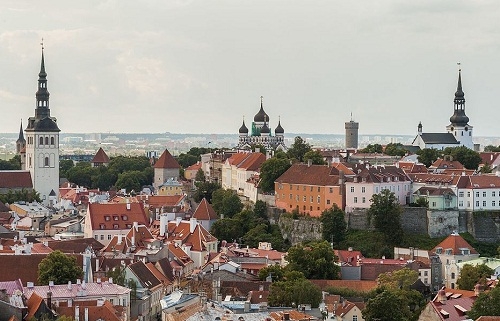 Dastis estrecha lazos con Letonia y Estonia, dos baluartes de la UE frente a Rusia