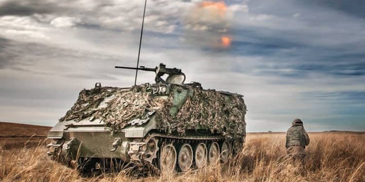 España responde a Ucrania: enviará «de inmediato» material militar, incluida artillería