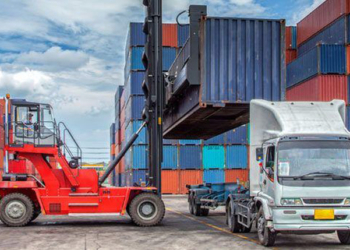 Entre las medidas, se estudia flexibilizar la normativa europea de tiempos de conducción y descanso de transportistas.