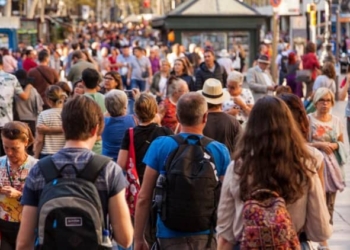 España bate récord de turistas en julio, con 10,1 millones de visitantes