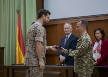 La Embajada de Ucrania condecora a militares españoles por la formación de soldados ucranianos