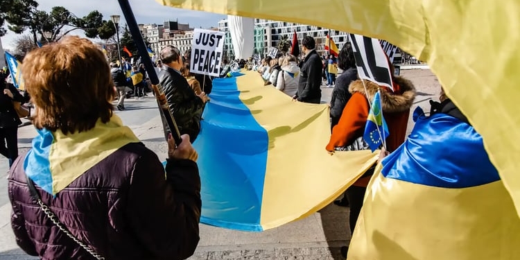 Un millar de ucranianos se manifiestan en Madrid en el aniversario de la invasión rusa