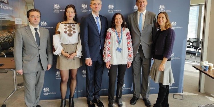 La Embajada británica recauda más de mil euros para enviar una ambulancia blindada a Ucrania