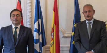 Albares visitó la sede de la Unión por el Mediterráneo y se reunió con el secretario general