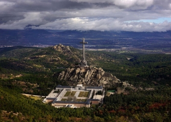 El Vaticano se desmarca de las palabras del nuncio sobre la exhumación de Franco