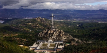 El Vaticano se desmarca de las palabras del nuncio sobre la exhumación de Franco