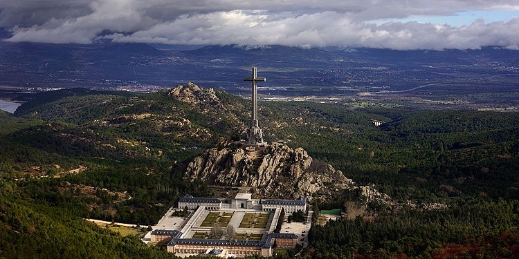 El Vaticano se desmarca de las palabras del nuncio sobre la exhumación de Franco