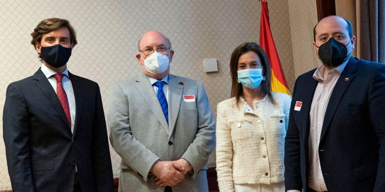 Valentina Martínez Ferro con Pablo Montesinos y Antonio Ecarri./ Foto: Twitter