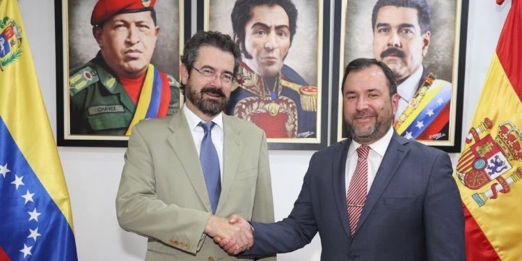 El canciller de Maduro recibe al primer embajador de España en más de dos años