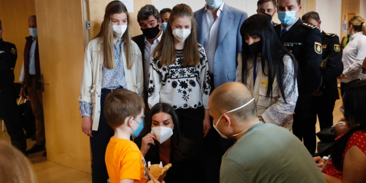 Los Reyes visitan un centro de acogida a refugiados ucranianos