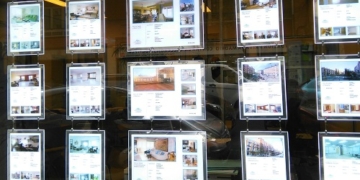 Los rumanos, los extranjeros residentes que más vivienda compran en España