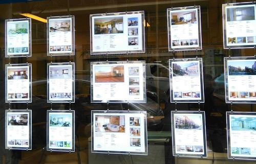 Los rumanos, los extranjeros residentes que más vivienda compran en España