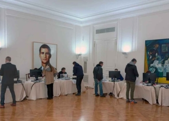 Los votantes en el exterior se quejan de falta de urnas y piden ampliar el plazo