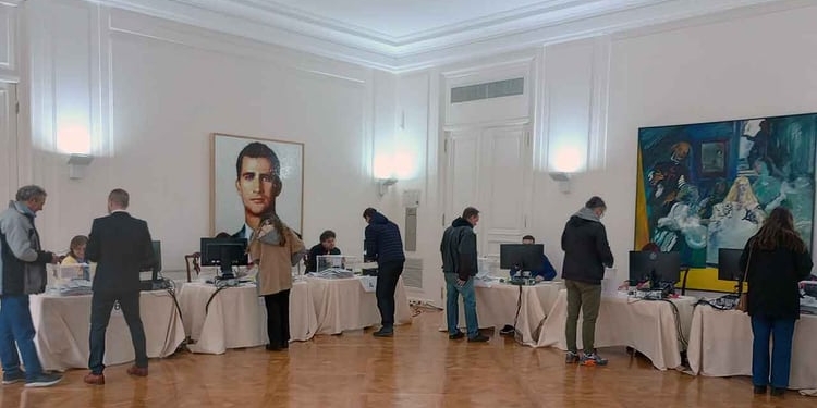 Los votantes en el exterior se quejan de falta de urnas y piden ampliar el plazo