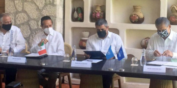 El secretario general de la OMT y el presidente del Grupo XCaret durante la firma del acuerdo, acompañados por el secretario de Turismo de México y el gobernador de Quintana Roo./ Foto: OMT