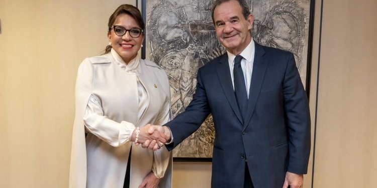 Xiomara Castro confirma a Allamand su asistencia a la Cumbre Iberoamericana
