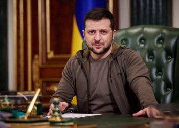 Ayuso condecora a Zelenski y Almeida retira la Llave de Oro a Putin