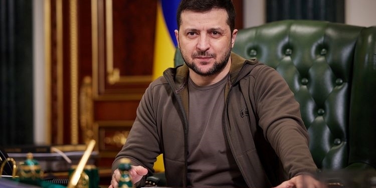 Ayuso condecora a Zelenski y Almeida retira la Llave de Oro a Putin