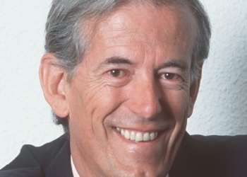 Akihito condecora al director de la Asociación de Empresas Japonesas en España