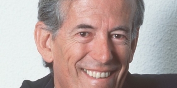 Akihito condecora al director de la Asociación de Empresas Japonesas en España