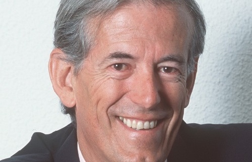 Akihito condecora al director de la Asociación de Empresas Japonesas en España