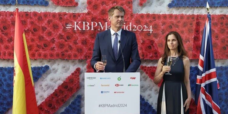 El embajador británico celebró el segundo cumpleaños oficial del rey Carlos III