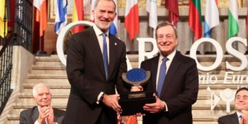Draghi tras recibir el Premio Carlos V: “Yo no salvé el euro, Europa se salva por sí misma”
