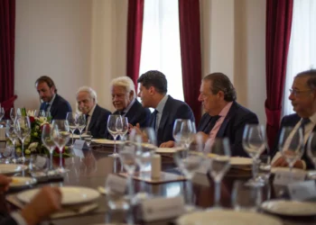 Felipe González eats with Picardo in Gibraltar as a member of Boluda