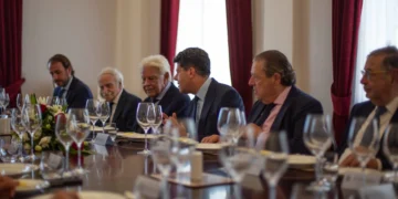 Felipe González eats with Picardo in Gibraltar as a member of Boluda