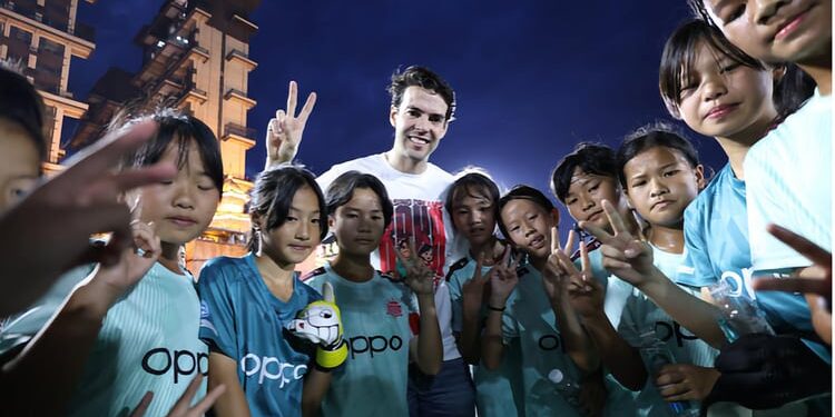 Kaká, ex estrella brasileña, visita la Superliga Village de China