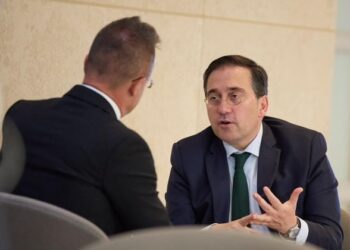 Albares aborda con la futura Presidencia húngara la oficialidad de catalán, euskera y gallego