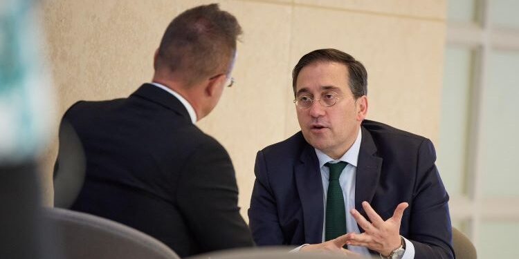 Albares addresses with the future Hungarian Presidency the official status of Catalan, Basque and Galician