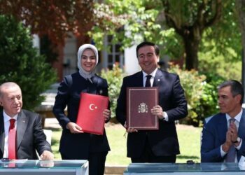 Albares signs a cooperation agreement between Cervantes and its Turkish counterpart