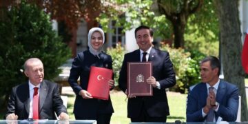 Albares firma un acuerdo de cooperación entre el Cervantes y su homólogo turco