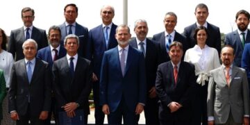 The King receives the Board of Trustees of the Spain China Council Foundation on the occasion of its 20th anniversary